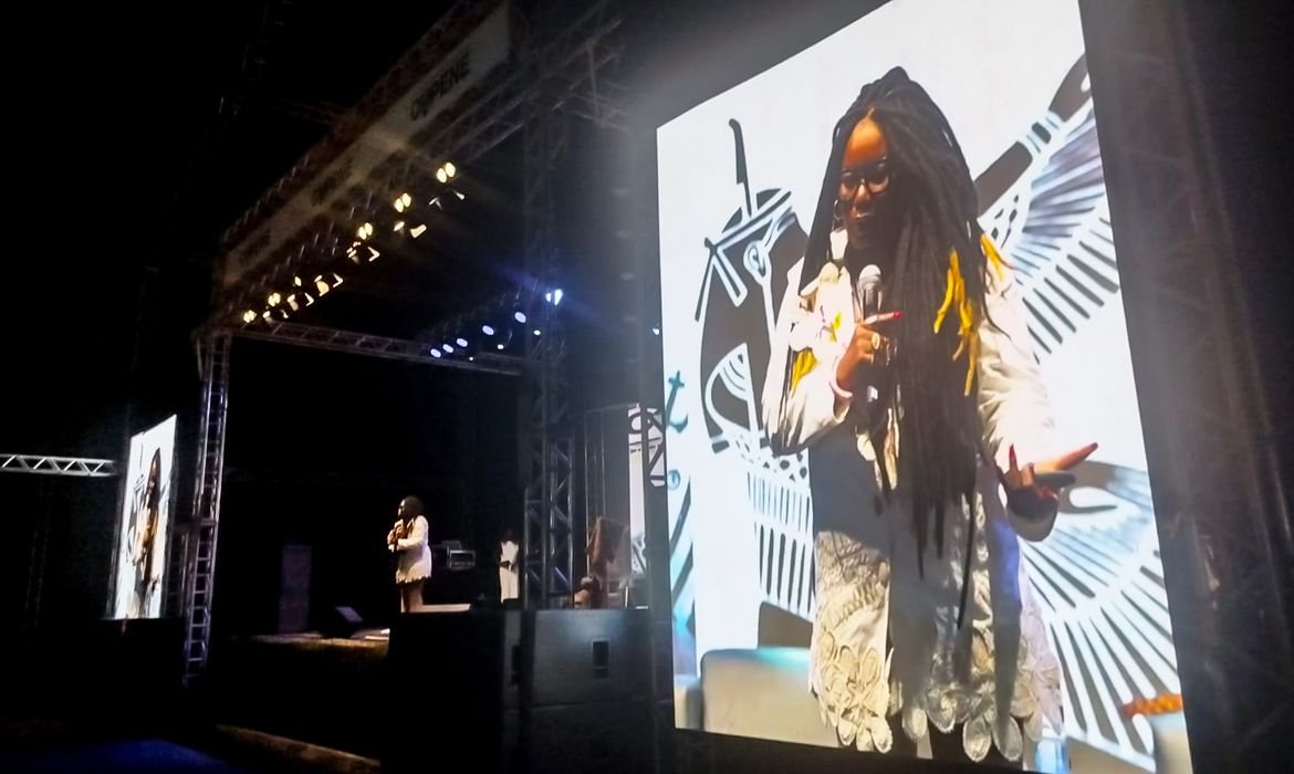Carla Akotirene defende novo olhar sobre o racismo