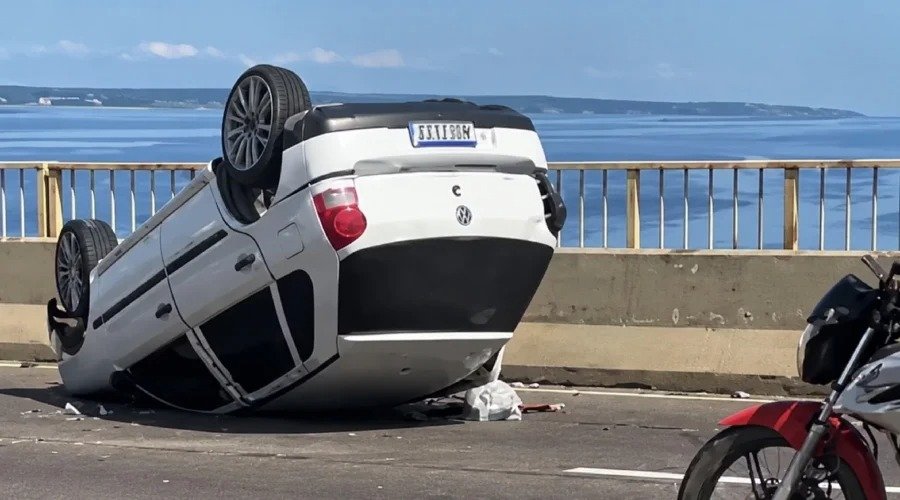 Urgente: carro capota após colisão entre dois veículos na Ponte Rio Negro