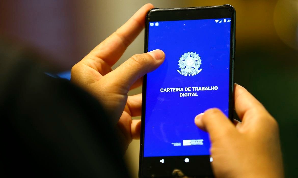 Brasil registra menor desemprego para o segundo trimestre e avanço no mercado de trabalho