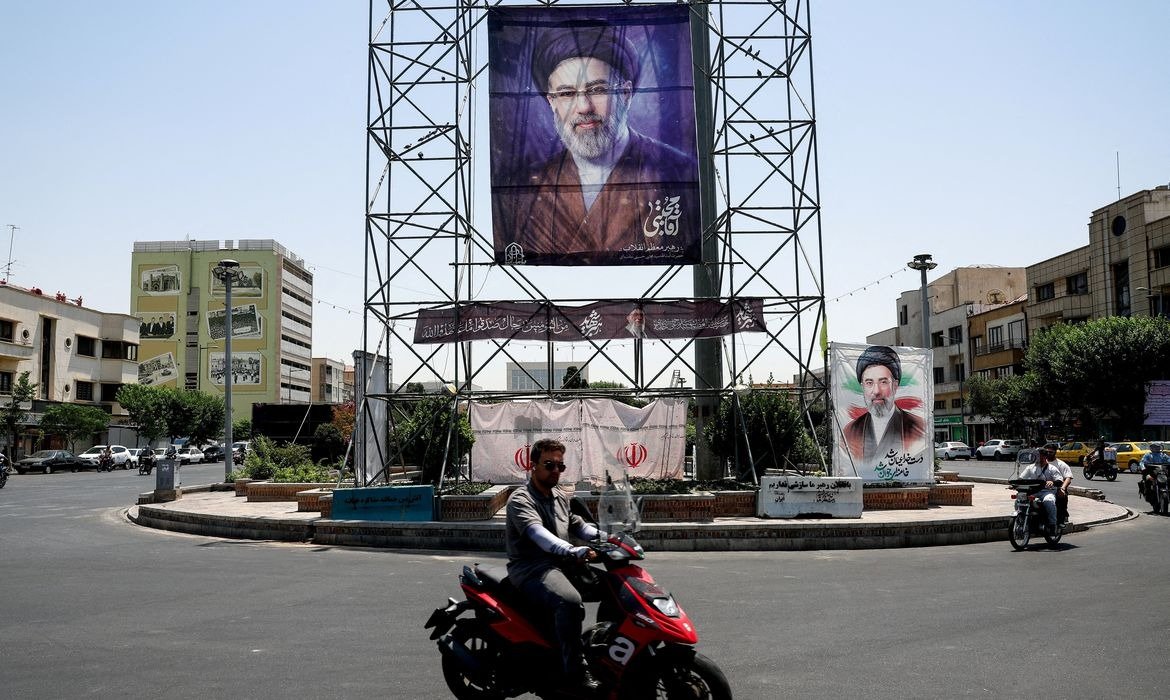 Irã organiza cortejo fúnebre de Ali Khamenei entre Teerã e Mashhad