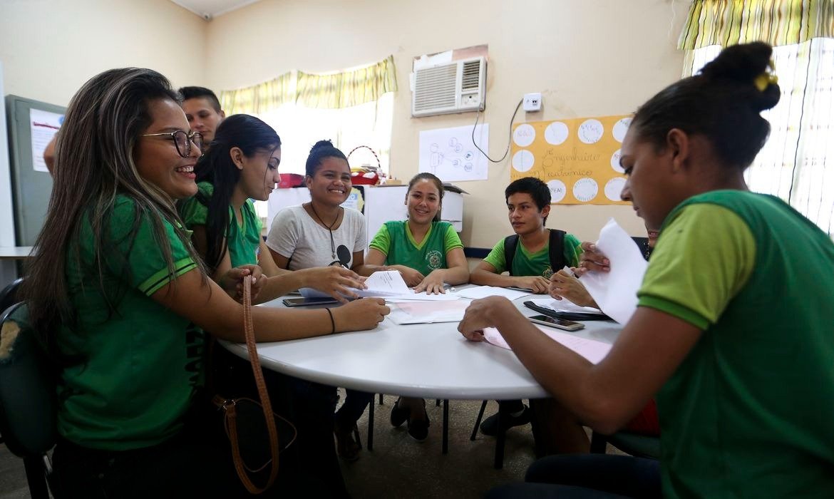 Pé-de-Meia incentiva permanência escolar com pagamento de R$ 200