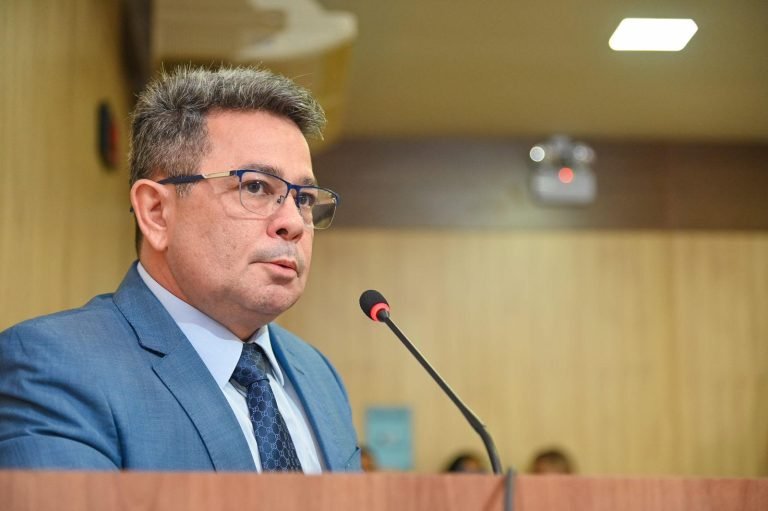 Silêncio sobre Tadeu de Souza marca evento e movimenta bastidores políticos