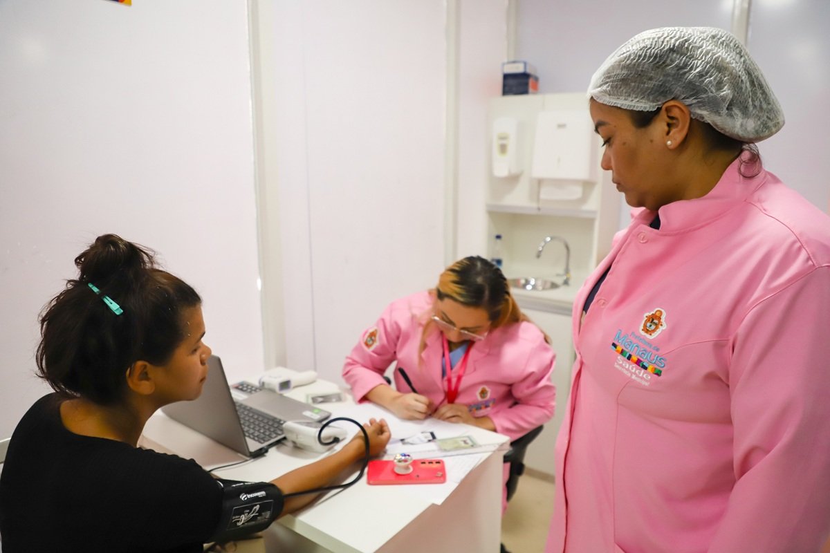 Unidades Móveis de Saúde da Mulher oferecem prevenção contra câncer em Manaus