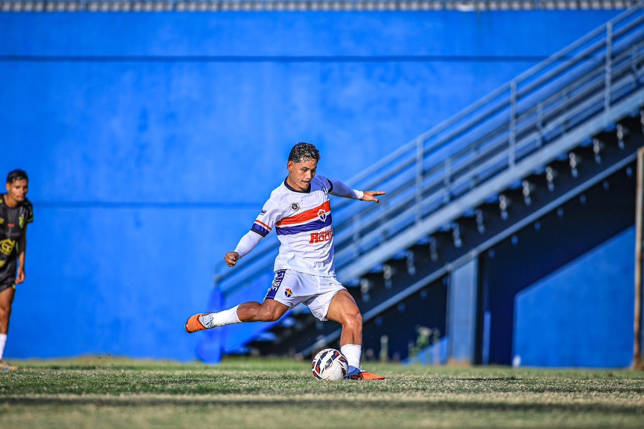 Léo Salgado volta ao futebol com gol e vitória do Fast Clube