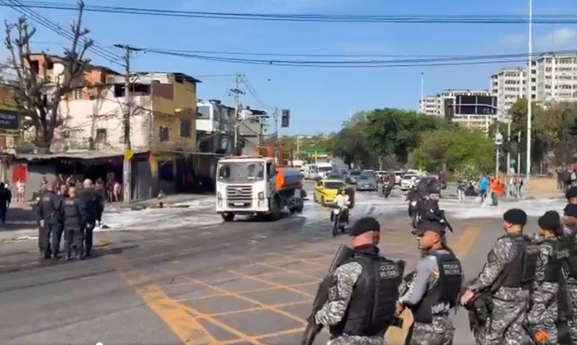 Protestos após operação policial provocam impactos na mobilidade do Rio