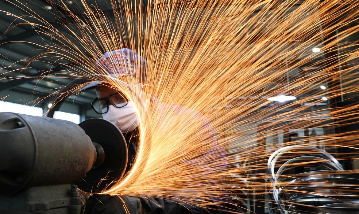 Produção industrial brasileira cai 1,8% e acende alerta sobre desaceleração econômica