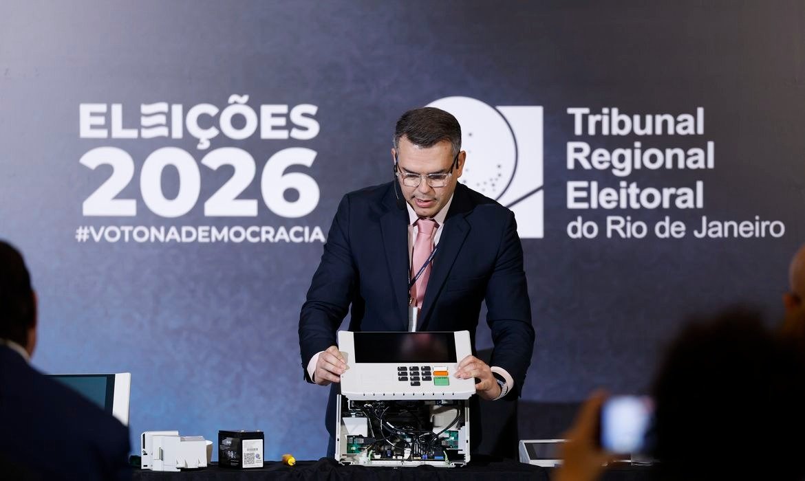 TRE-RJ abre urna eletrônica e reforça segurança do voto para Eleições 2026