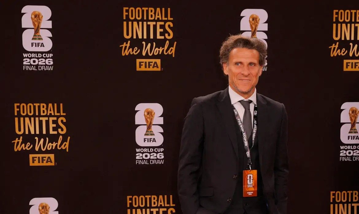 Melhor jogador da Copa de 2010, Forlán assume comando do Uruguai