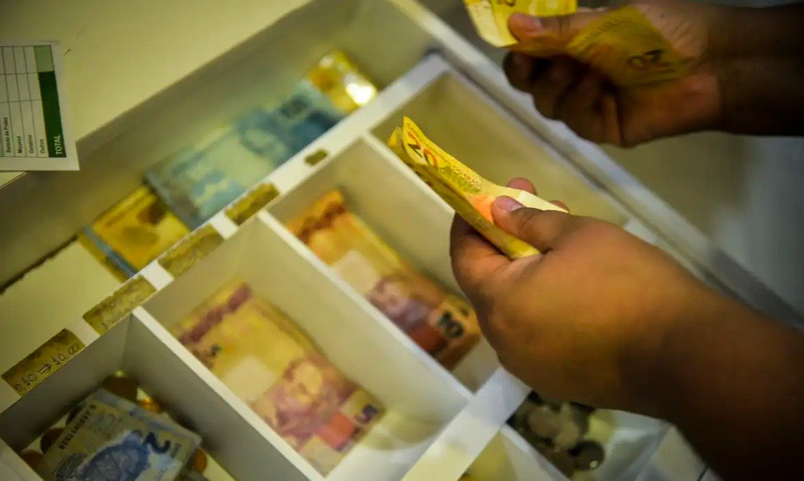 Abono salarial fica disponível para saque até dezembro de 2026