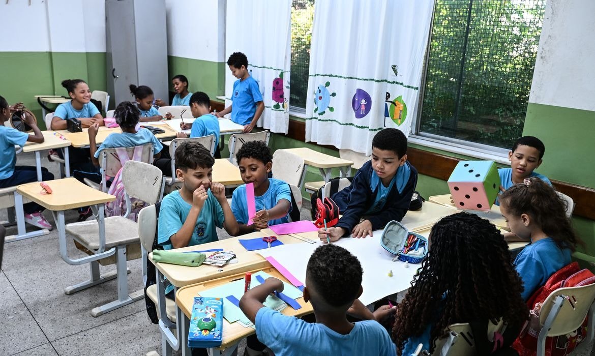 Mais de 1 milhão de estudantes ainda estão no ensino médio parcial