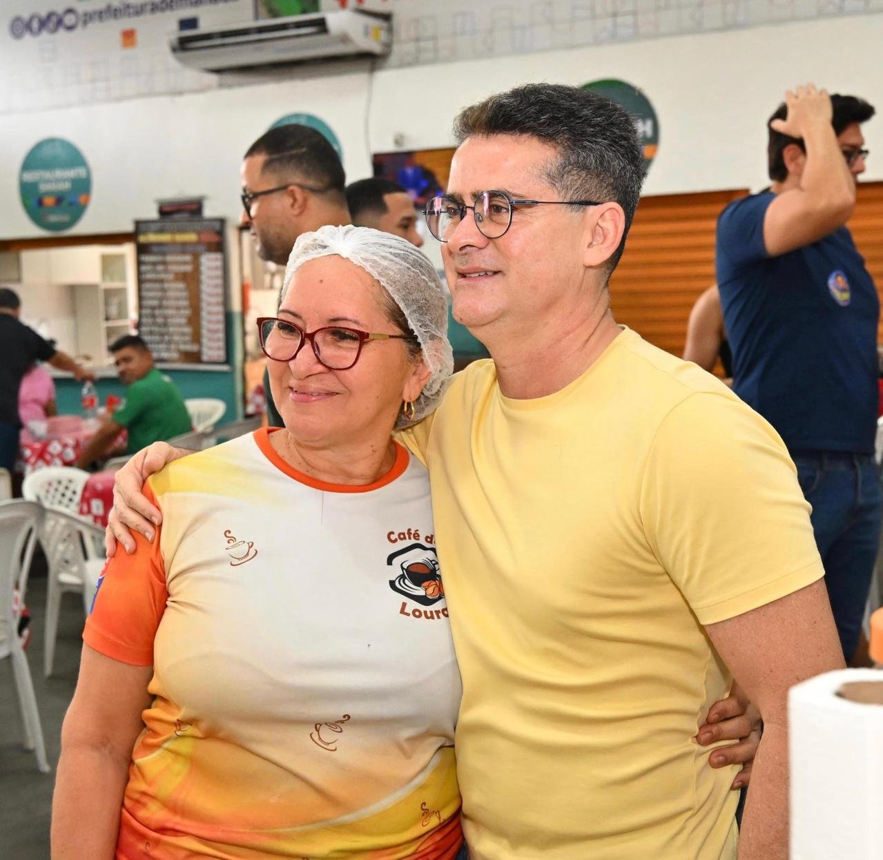 David Almeida recebe relatos de trabalhadores durante visita ao Japiim