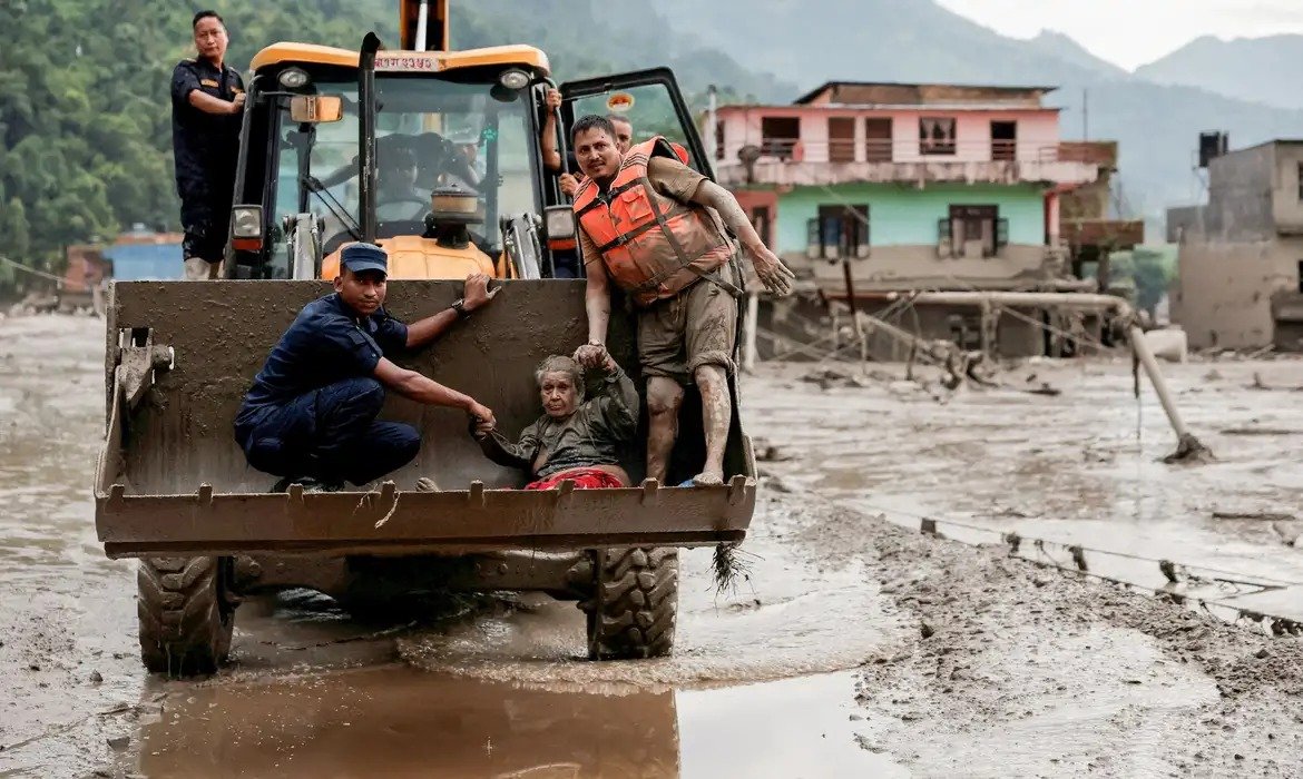 Cheias no Nepal atingem área de passagem de turistas e peregrinos