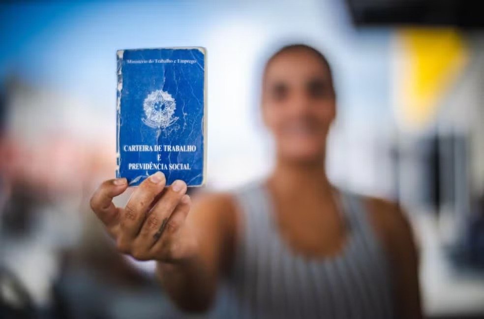 Desemprego cai para 5,3%, mas renda média fica praticamente estável
