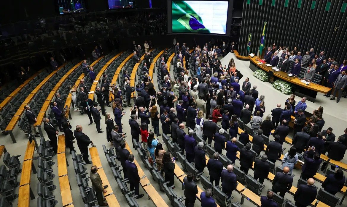 Taxa das blusinhas divide opiniões entre consumidores e indústria