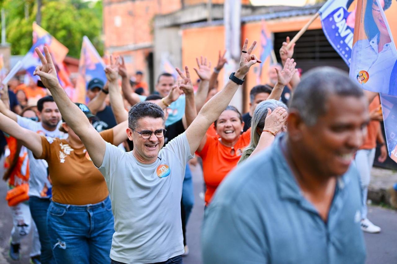 Moradores do Santa Etelvina apresentam demandas a David Almeida durante caminhada na zona Norte