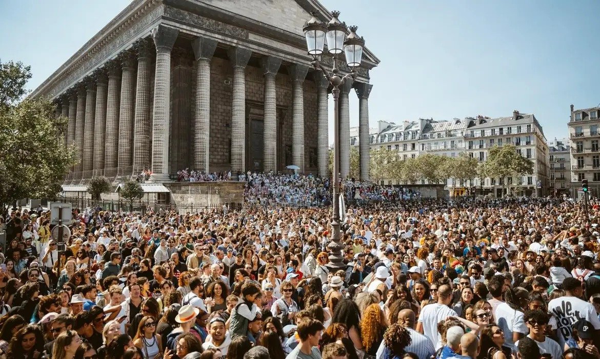 Lavagem de Madeleine promove diálogo entre culturas e religiões em Paris