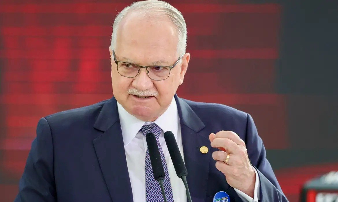 Fachin abre prazo para resposta de Mendonça e Gonet no Supremo