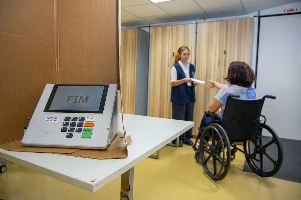 Eleitores PCD podem garantir transporte para votar no Amazonas