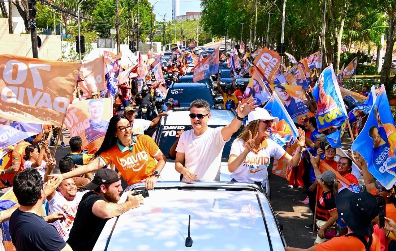 Carreata com David Almeida reúne carros e motocicletas em Manaus