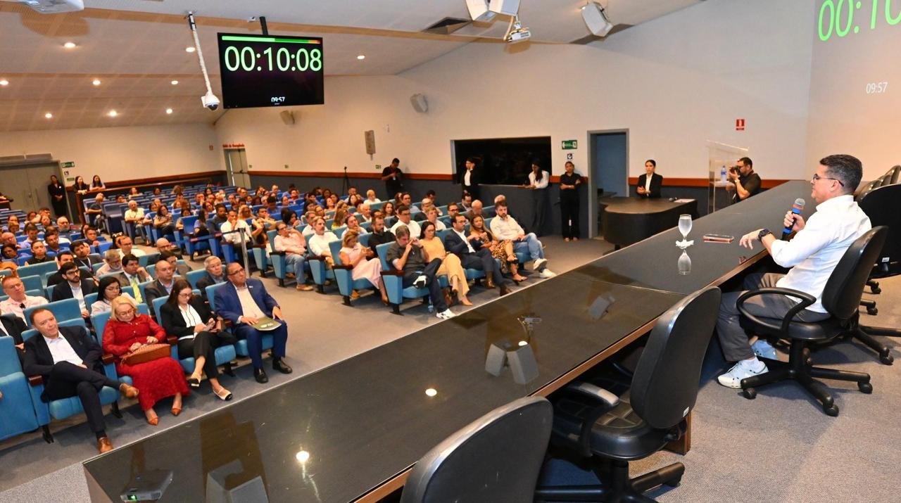 David Almeida apresenta estratégia para proteger empregos da Zona Franca de Manaus