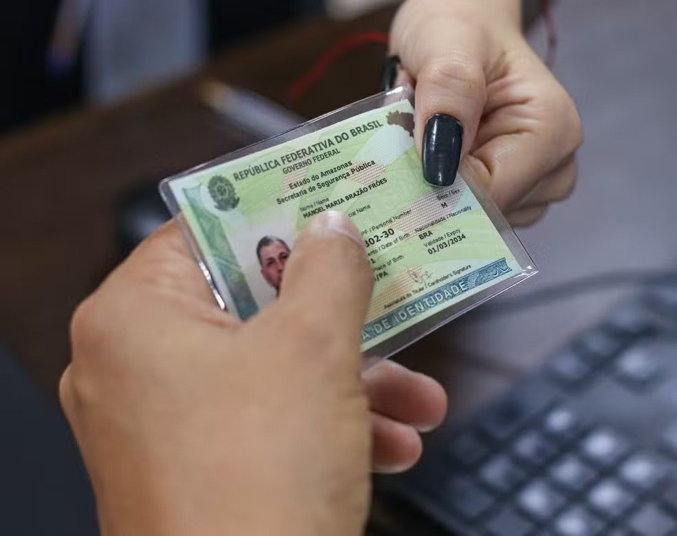 Vasco Vasques recebe ação gratuita para emissão de identidade em Manaus