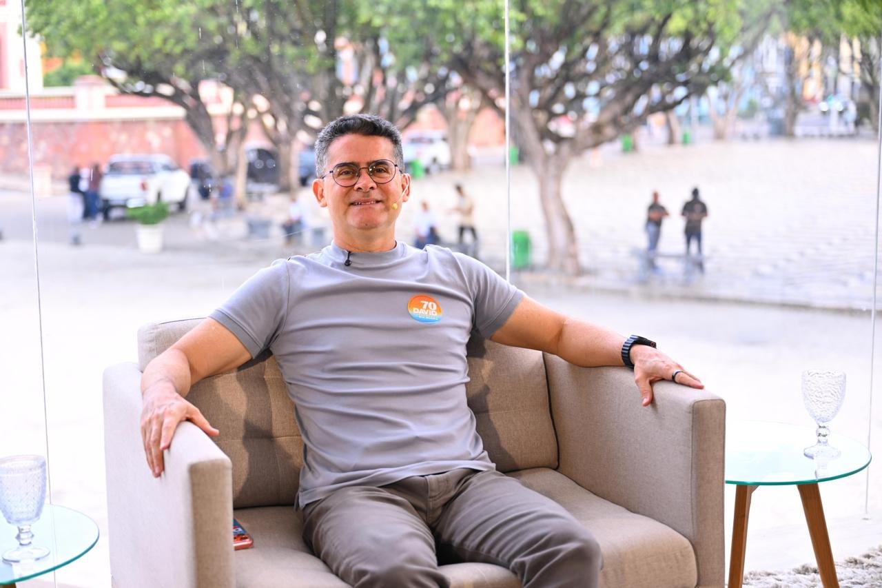David Almeida apresenta prioridades para educação durante entrevista na TV