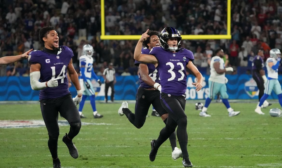 Ravens e Cowboys protagonizam jogo de 65 pontos no Maracanã